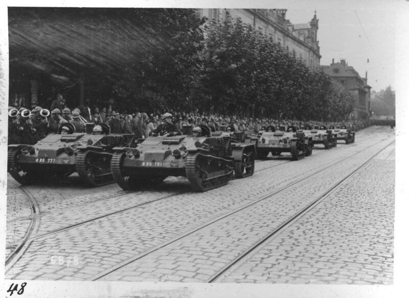 1_FI_5_48_-_Revue_militaire,_place_Broglie._04_octobre_1938_(archives_de_Strasbourg).jpg