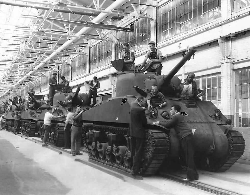 M4_Sherman_Tanks_on_Production_Line_at_Ford_Plant_1942.jpg