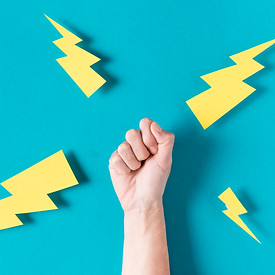 Poing entouré d'éclairs