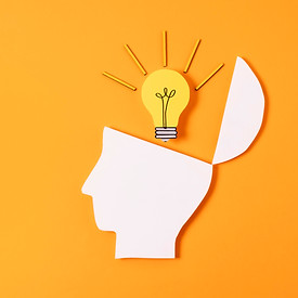 Tête avec une ampoule 