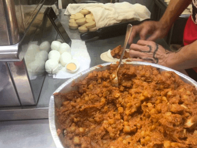 (Curry Puff) Tanglin Crispy Curry Puff 8.GIF