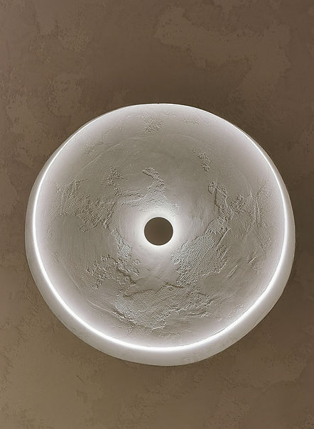 Lampada circolare con bordo illuminato.