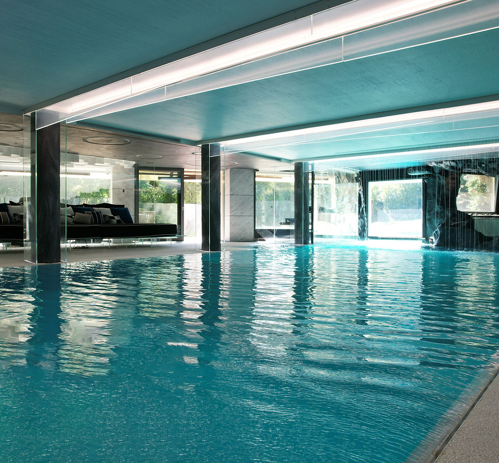 Piscina interna con cascata d'acqua e colonne nere
