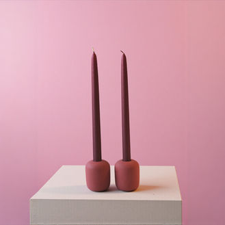 svícen ve tvaru oblého válce na vysoké svíčky přidá interiéru tu pravou náladu