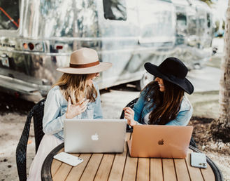 Reni and Evi Airstream Best Feinds Shoot-40.jpg