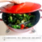 4. 加入西蘭花及車厘茄,炒勻,然後加入白酒,再蓋上蓋煮2分鐘。