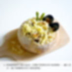 6.  把海鮮湯舀入農夫包內（可順手把部分青口殻移除），灑上芝士，放入焗爐焗至芝士溶化即成。