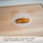 5. 米紙以濕布蓋 30 秒軟化,把燒汁板豆腐、紫椰菜、紅蘿蔔、芒果及薄荷葉放在米紙上,捲起即成。