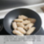4. 中細火燒熱深鑊,加入6-7湯匙油,當油開始有細小氣泡時,便可放入雞翼(雞皮一邊先落鑊),以半煎炸的形式煎約3-4分鐘,或至兩面金黃即可。然後取出雞翼瀝油,並清洗鑊。