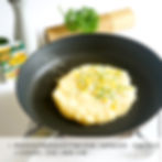 5. 開蓋後加於雞蛋泡沫的半邊位置灑上地捫粟米粒、馬蘇里拉芝 士及番茜碎,再蓋上鍋蓋1分鐘。