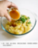 4. 取一大碗,放入柚肉、蔥花及紅蔥頭,然後倒入剛做好的泰式酸辣汁。