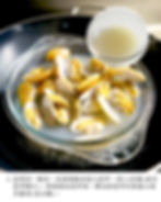 3. 沿用同一鍋水,水滾後隔水放入花甲,蒸3-4分鐘(或至花甲開口)。然後拆出花甲肉,碟內的花甲汁留起50毫升備用(見小圖)。