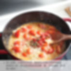 2. 加入茄膏、白酒及百里香,繼續炒2分鐘至酒精揮發掉。然後加入水,煮至番茄軟腍後放鹽、糖、黑椒調味,即可熄火備用。