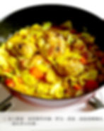 5. 加入雞湯，並把雞件回鍋，拌勻，煮滾。滾起後轉細火，蓋好煮10分鐘。