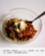 7. 把洋蔥碎、酸忌廉(sour cream)、蛋黃醬、芥末、蕃蕃碎、紅椒粉、蒜粉及鹽拌勻即可。