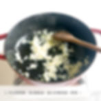 3. 中火燒熱鍋,加2湯匙油,放入洋蔥及蒜,炒香 。