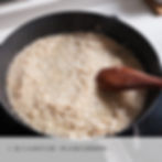 5. 加入100毫升白酒,炒2分鐘至酒精揮發。