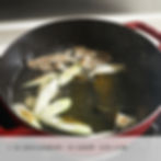 5. 加入熱水至蓋過材料,再入放海帶一同煮10分鐘。