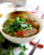 製作牛骨湯,其中一個很重要的步驟是先把牛骨烤過,這樣不但會令牛骨更上色,同時可把牛油逼出,做出來的牛骨湯便不會油膩。