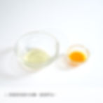 1. 把蛋黃及蛋白分離。蛋黃拌勻。