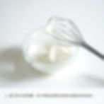 2. 蛋白加少許海鹽,以手動或電動打蛋器打成挺身的泡沫。