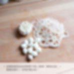 1. 原個蒜頭切走由頂部對下約1.5厘米(無需去皮); 蓮藕切薄片; 珍珠洋蔥去皮。