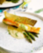 只要把魚皮剝離魚肉,再放入焗爐焗20分鐘,期間以平底重物壓在上面,讓魚皮得以保持平直,這樣做出來的三文魚皮就會又香又脆又好吃!