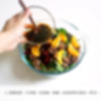 6.  把嫰菠菜、日本柑、紅菜頭、核桃，以及沙律汁混合，拌勻。