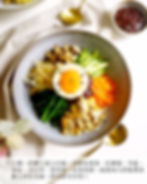 7. 上碟:於碟上蓋上白飯,再排好菠菜、紅蘿蔔、冬菇、青瓜、大豆芽、花甲肉,以及煎蛋,最後加入拌飯醬及撒上少計芝麻。拌勻即可享用!