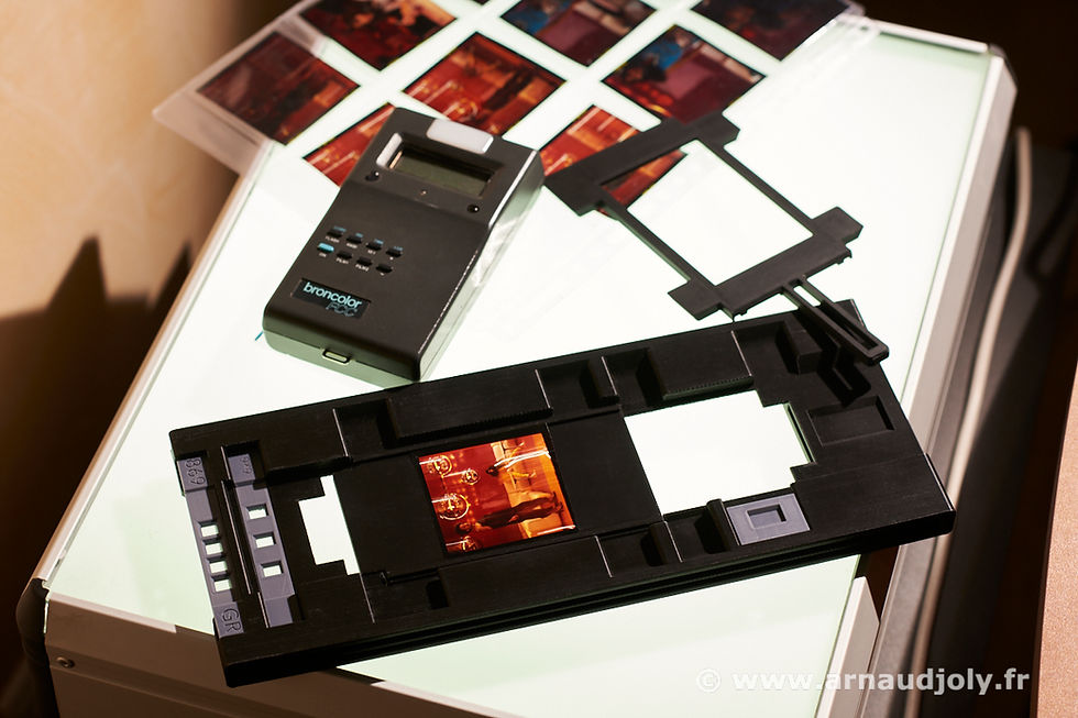 Le (Universal film holder (#7)) de Stephan en mode 6/6 pour Nikon Coolscan 8000/9000 et un thermocolorimetre Broncolor
