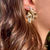 fille qui porte une boucle d'oreille dorée