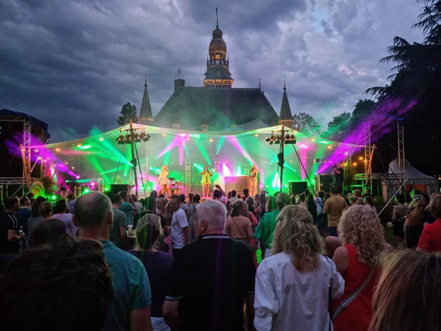 Podium verhuur omgeving Nijmegen en Milsbeek. Huur podiums voor evenementen bij Kuijpers!