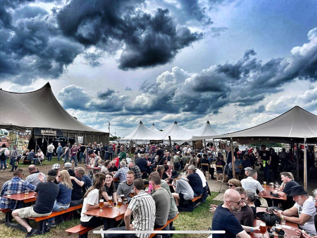 Tent huren? Kuijpers levert tenten op maat voor ieder evenement! Ze worden in onze eigen zeilmakerij ontwikkeld.