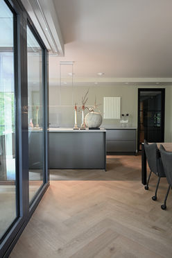 Modern appartement in Voorschoten met maatwerk en luxe materialen.