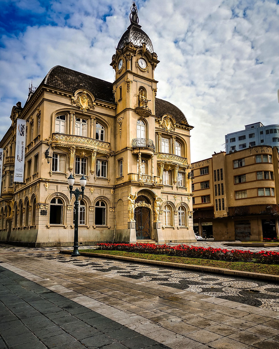 Obras arquitetonicas - Monumento de Curitiba, possui estilo neoclássico, cores neutras e um jardim na frente