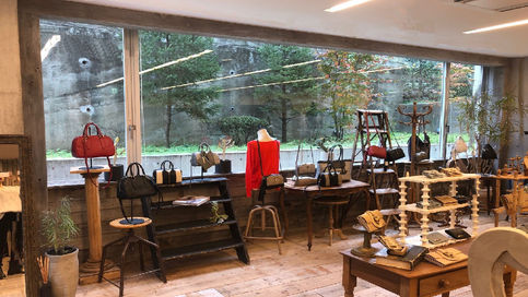 ショールーム窓枠装飾