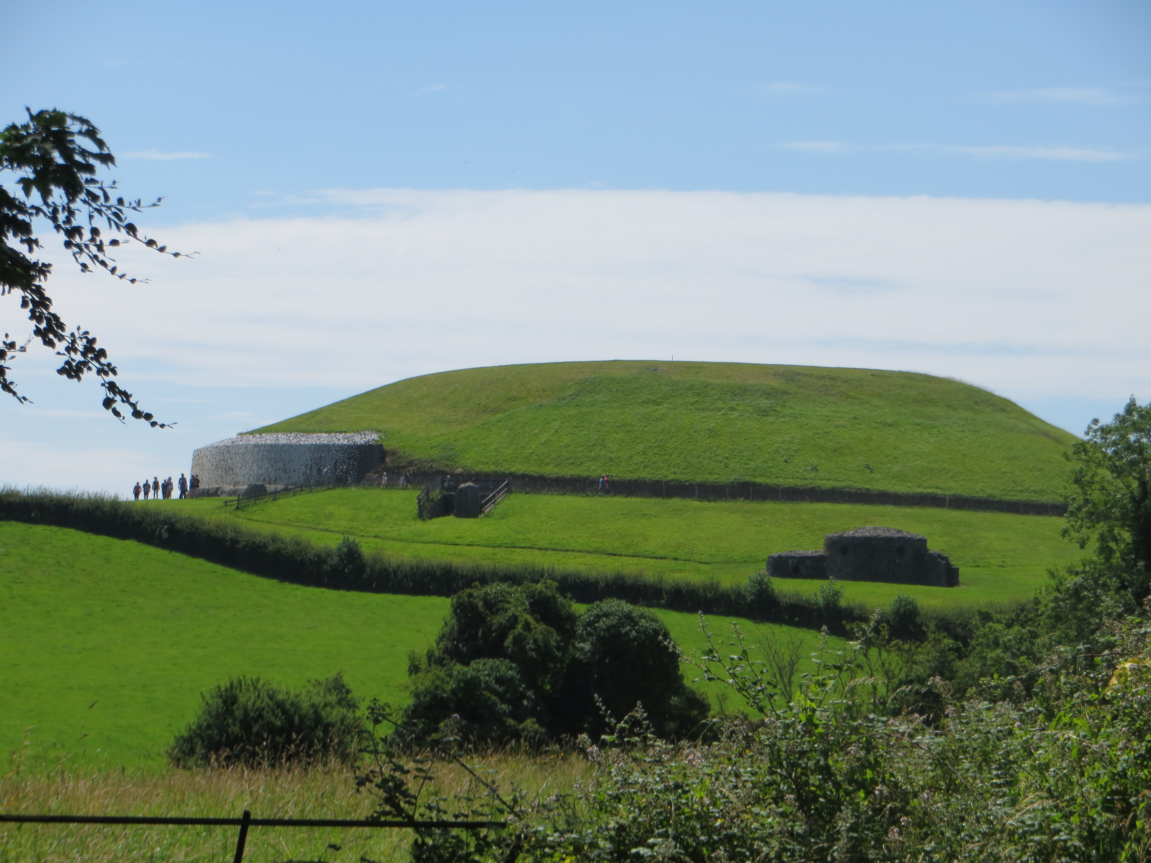Newgrange 5000 yrs old best with kerb of 97 stones best best IMG_1248