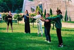Qigong en extérieur avec les collègues
