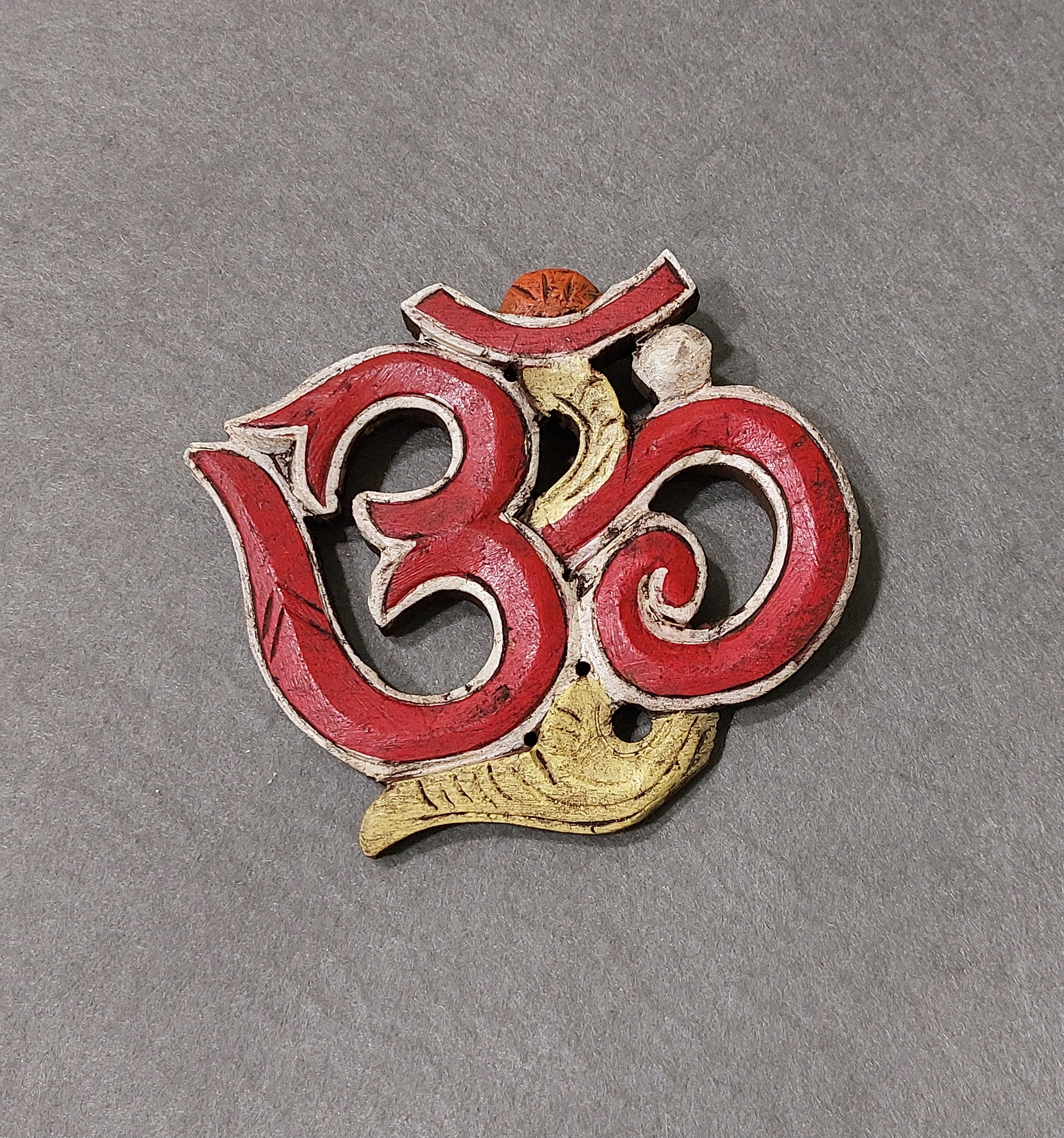 OM Nepal en madera pequeño