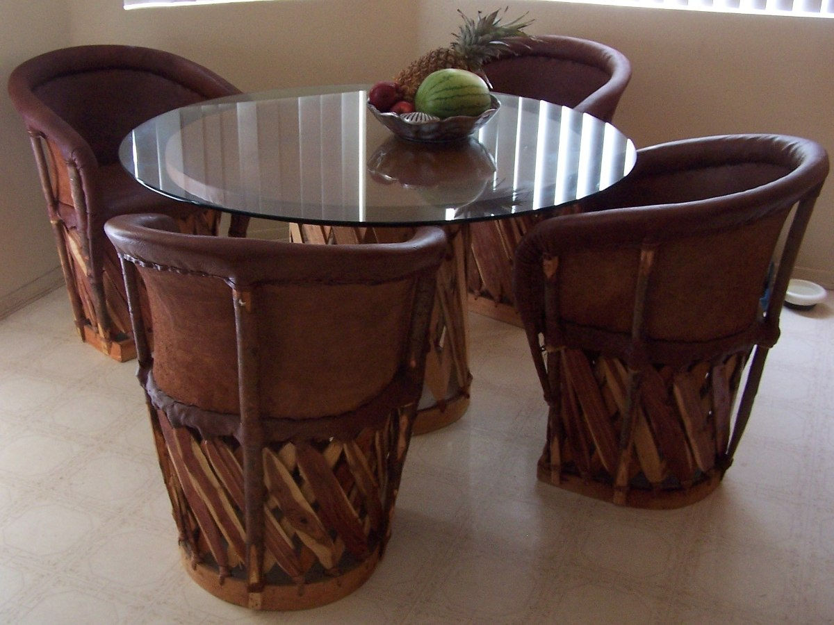 Juego de 4 equipales con mesa de 100 cm.