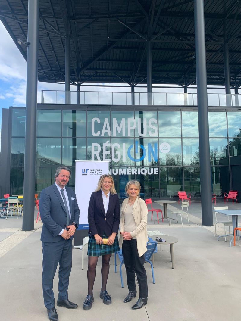 La philosophe Gabrielle Halpern aux côtés de Monsieur le Bâtonnier Hubert de Mortemard de Boisse et de Madame Le Vice-Bâtonnier, Florence Wischer