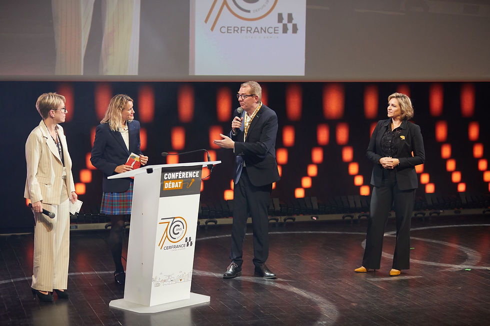 @DR La philosophe Gabrielle Halpern aux côtés des dirigeants de Cerfrance Côtes d'Armor.