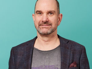 Begeistert über das Ergebnis.