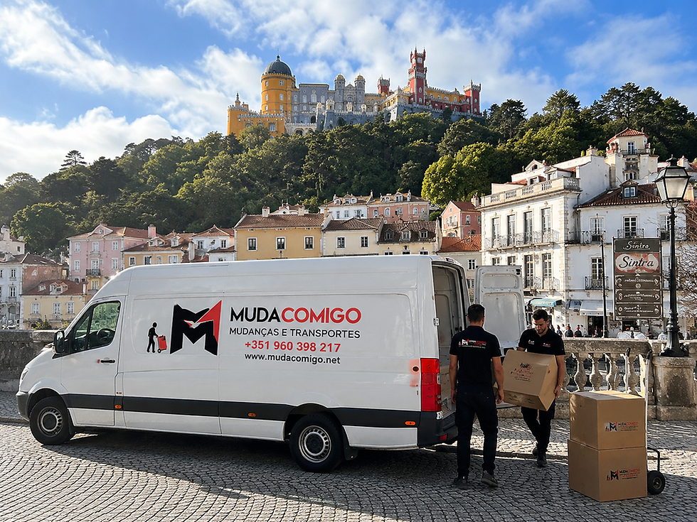 Carrinha Mudacomigo em Sintra com transporte seguro de móveis junto ao Palácio da Pena
