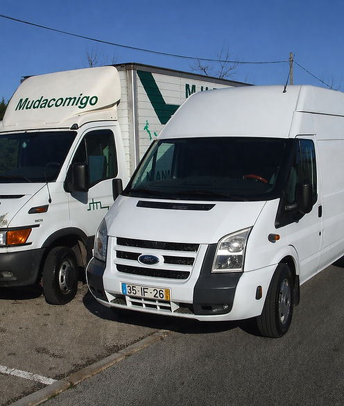 Mudacomigo a realizar carregamento de móveis em Lisboa com viaturas de mudanças e equipa profissional durante serviço de transporte e mudança residencial.