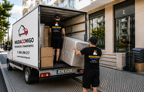 Empresa de mudanças em Lisboa a carregar móveis no camião