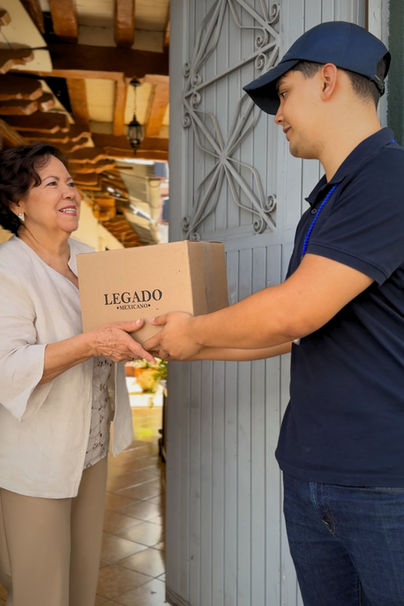 Repartidor entregando paquete de Queso Cotija El Legado a una señora, envío desde Cotija, Michoacán