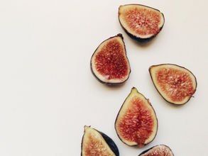 Higos caramelizados con queso Cotija.