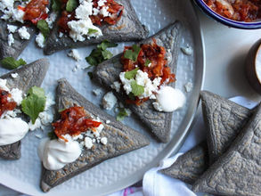Tetelas Oaxaqueñas de maíz azul con queso Cotija.