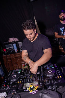 89855684_2506677332766729_78615481633986